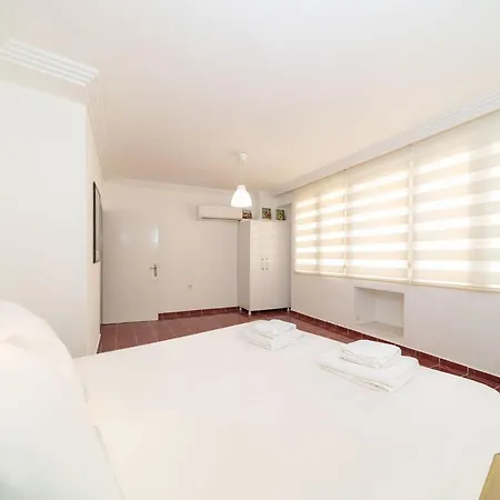 Peaceful And Central Flat Near Trendy Attractions In Muratpasa, דירה אנטליה